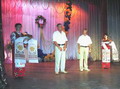 Вручення короваїв з врожаю хліба 2006 року голові районної ради М.П.Бенюху (ліворуч) та голові райдержадміністрації В.В.Кунпану (праворуч)