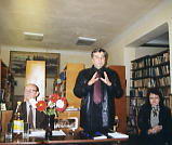 Л.Логвиненко читає вірші під час зустрічі Харківських поетів в Ізюмі