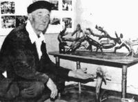 Автор біля виставки кореневої скульптури у музеї