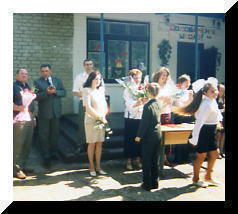 Влад Вакуленко отримав грамоту на святі "Останнього дзвоника" 31 травня 2006 року